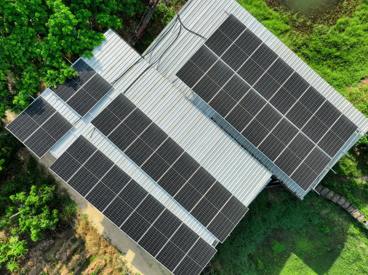 Vista aérea de placas solares instaladas en una cubierta en Linares