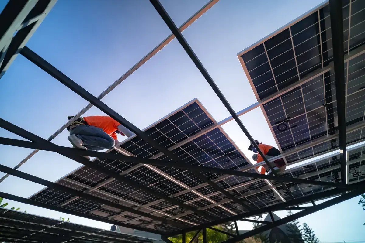 Instalación de placas solares en un carport, una forma habitual de ampliar la superficie captadora en Linares