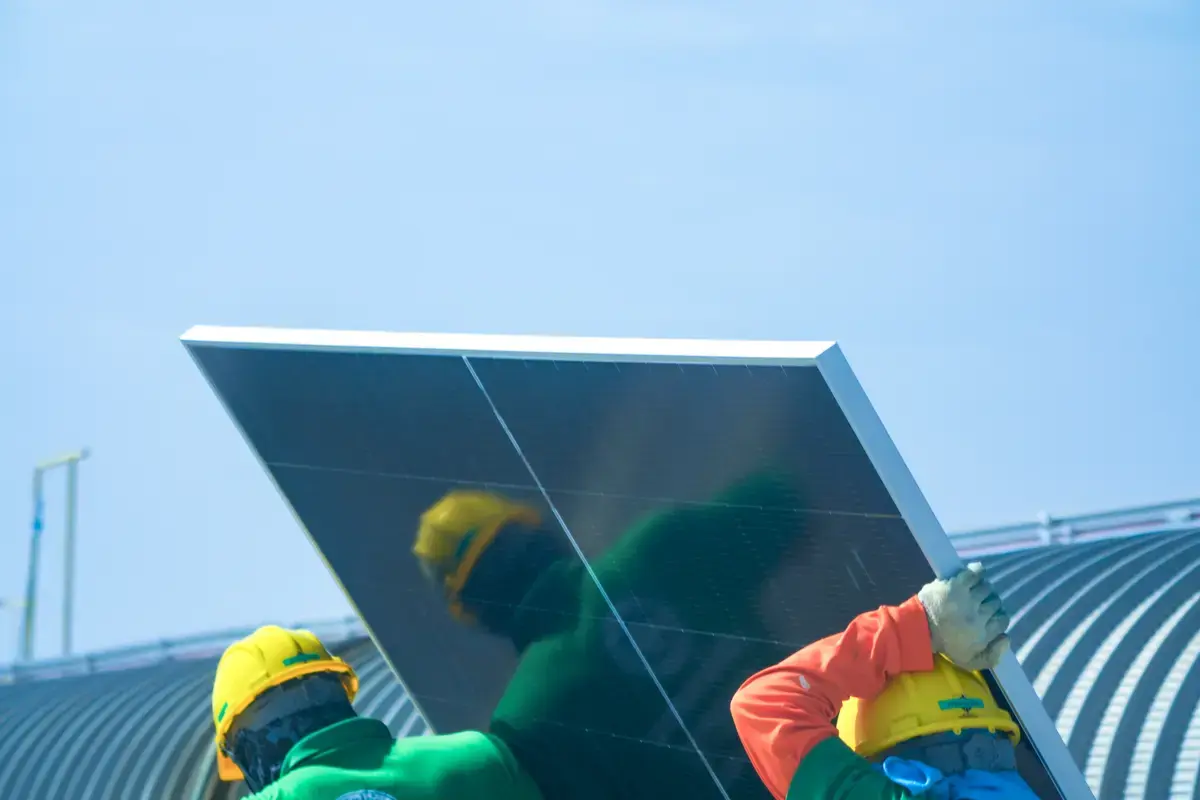 Placas solares en naves industriales de los polígonos de Linares