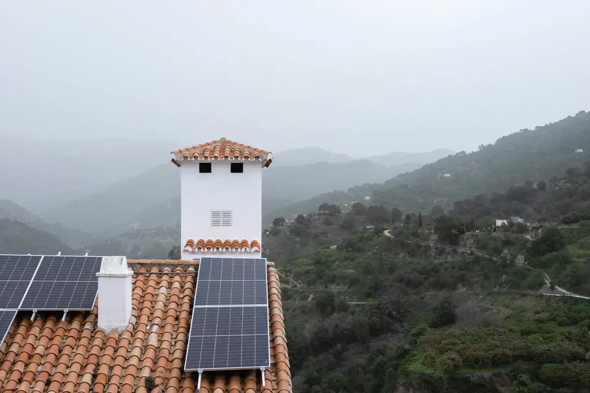Placas solares instaladas en un entorno rural de la provincia de Jaén